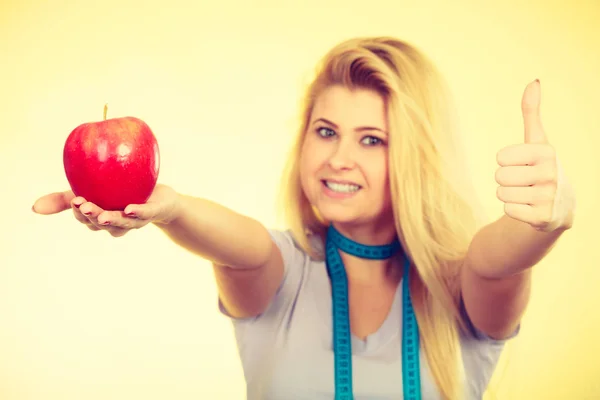 Elma gösteren başparmak tutan kadın — Stok fotoğraf