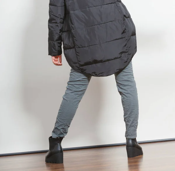 Mode meisje in jas. — Stockfoto