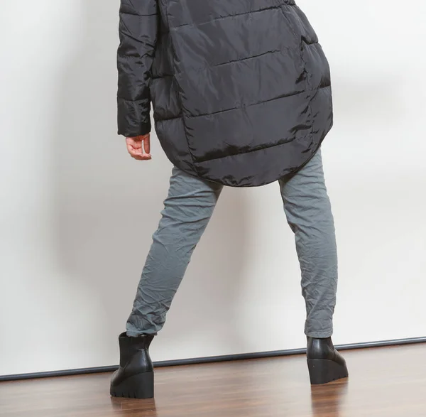 Mode Mädchen in Jacke. — Stockfoto