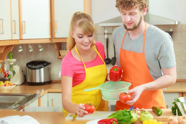 Pareja preparando verduras frescas ensalada de alimentos — Foto de Stock