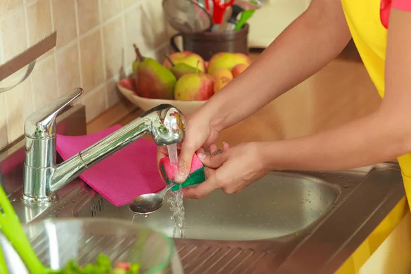 महिला रसोई में धो रही है — स्टॉक फ़ोटो, इमेज