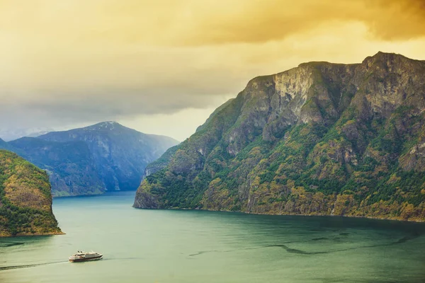 Kreuzfahrtschiff Fähre auf norwegischem Fjord — Stockfoto