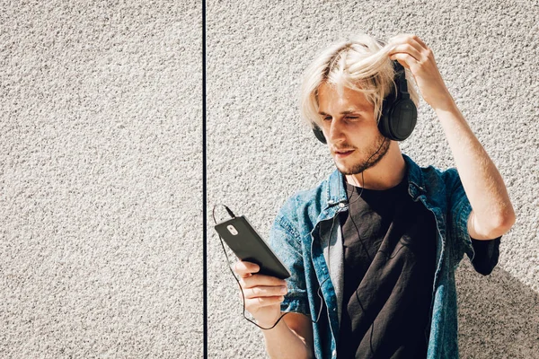 Kulaklık ile hippi adam dinleme müzik