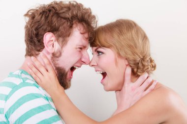 Öfkeli kadın ve erkek birbirlerine bağırıyorlar.