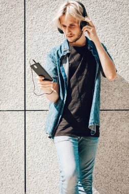 Kulaklık ile hippi adam dinleme müzik