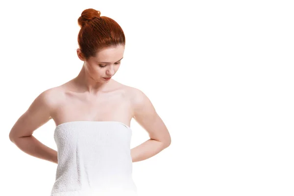入浴後タオルで裸の女性 — ストック写真