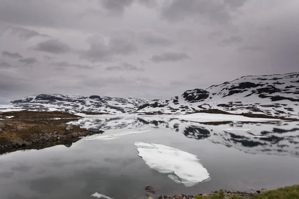 Νορβηγία γραφικά βουνά με παγωμένη λίμνη. — Φωτογραφία Αρχείου