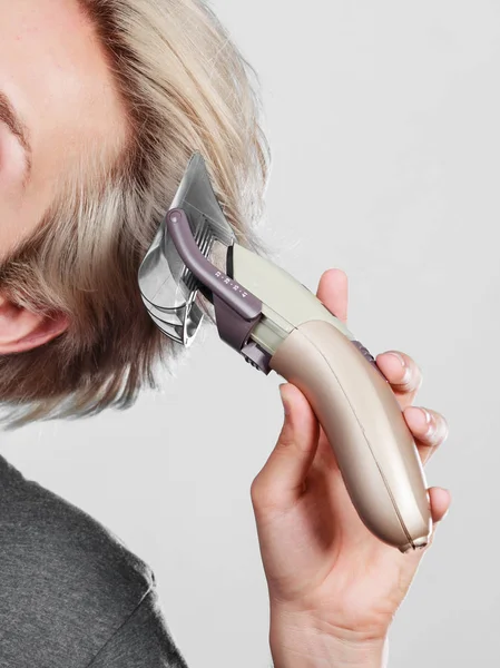 Man going to shave his long hair — Stock Photo, Image