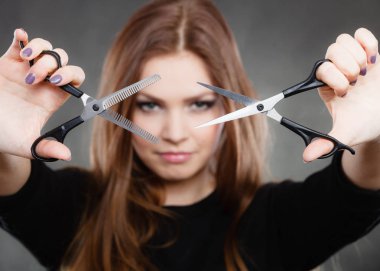 Makasla kesmeye hazır profesyonel Kuaför.