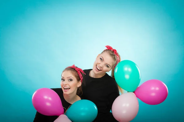 Retro meisjes voorbereiden ballonnen verjaardagspartij. — Stockfoto