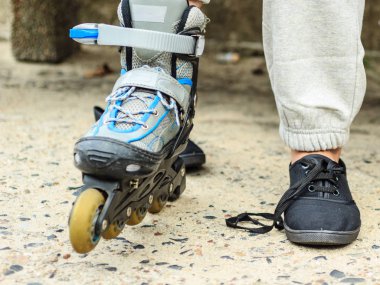 Tekerlekli paten üzerinde açık koyarak kadın.