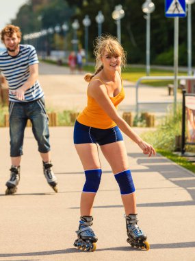 Dışarıda paten süren genç bir çift.