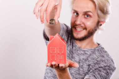 Gülümseyen adam evi servet para koyarak