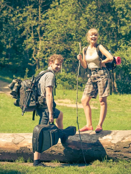 Пішохідна молода пара з гітарним рюкзаком на відкритому повітрі — стокове фото