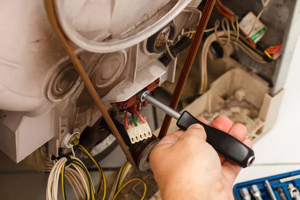 Mechanic repairing washing machine. — Stock Photo, Image