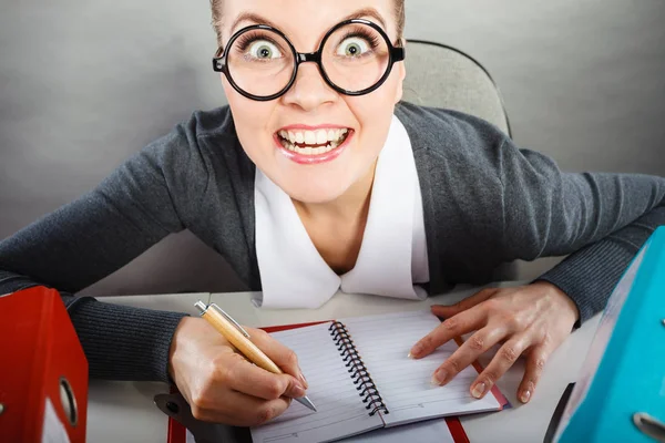 Besessene Sekretärin bei der Arbeit. — Stockfoto