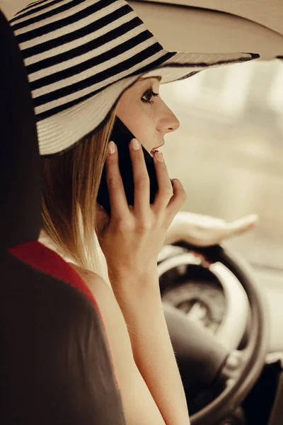 Mujer hablando por teléfono celular mientras conduce su coche —  Fotos de Stock