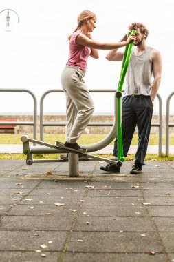 Erkek ve kadın üzerinde eliptik eğitmen egzersiz.