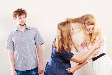 Adam kavga eden saldırgan deli kadınlar.