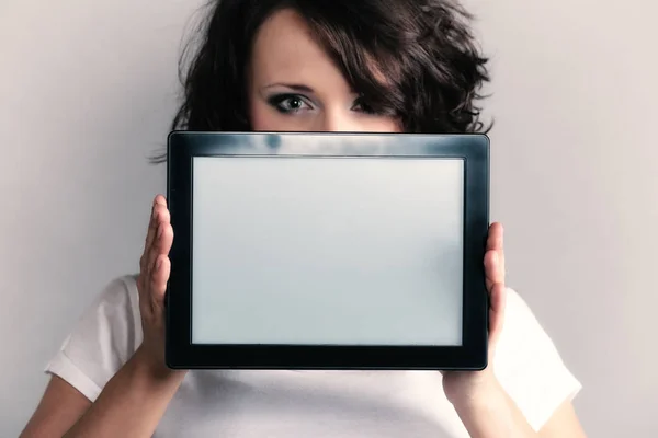 タブレット タッチパッド上コピー スペースを示しているセクシーな女の子 — ストック写真