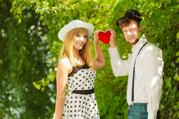 Para w stylu retro w miłości z czerwonym sercem — Zdjęcie stockowe