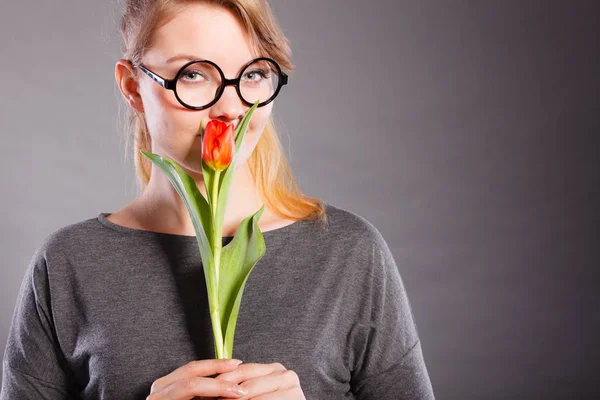 魅力的な女性の花は平和を感じの臭いがします。. — ストック写真