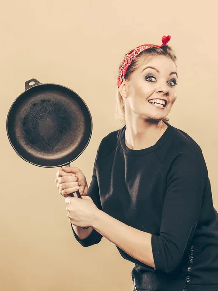 Женщина в стиле ретро развлекается с кухонными принадлежностями . — стоковое фото