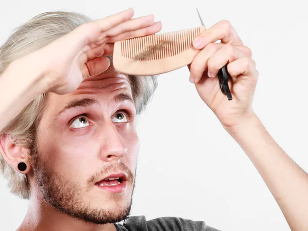 Uomo con forbici e pettine creando nuova coiffure — Foto Stock