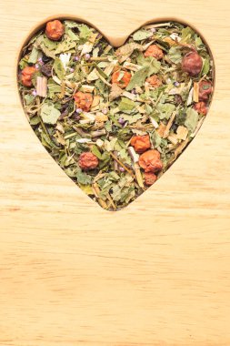 Bitki yaprakları kalp ahşap yüzeyde şeklinde kurutulmuş