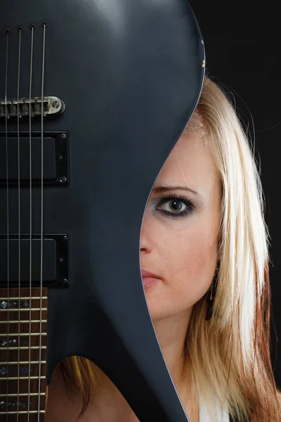 Blond vrouw met elektrische gitaar, zwarte achtergrond — Stockfoto