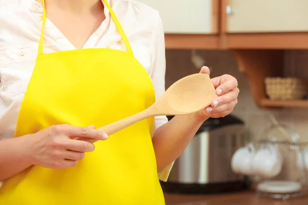 Ama de casa con cucharón en la cocina — Foto de Stock