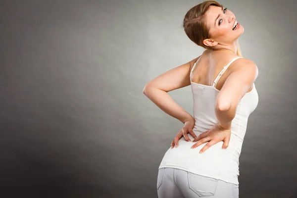 Frau leidet unter Rückenschmerzen — Stockfoto