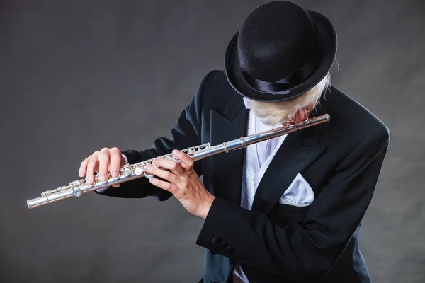 Elegant gekleideter männlicher Musiker spielt Flöte — Stockfoto