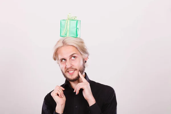 Ο τύπος σκέψης με πράσινη συσκευασία δώρου στο κεφάλι του — Φωτογραφία Αρχείου