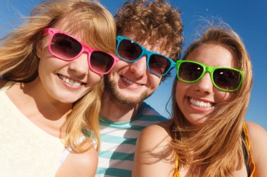 Grup arkadaşları erkek iki kız açık eğleniyor