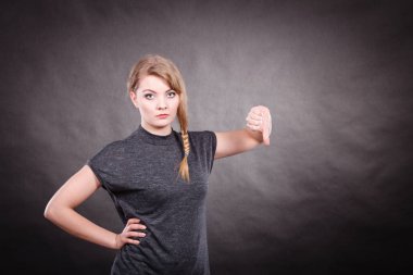 Başparmak ile mutsuz mutsuz kadın.