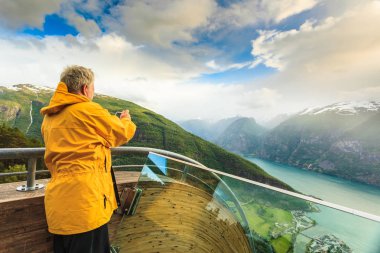 Turist fotoğrafçı ile fotoğraf makinesi Stegastein uyanık, Norveç