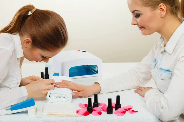 Profissional manicure pintura mulher unhas . — Fotografia de Stock