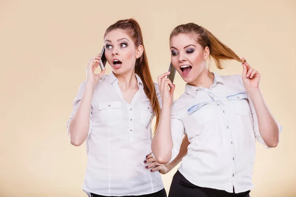 Girls using mobile phone talking — Stock Photo, Image