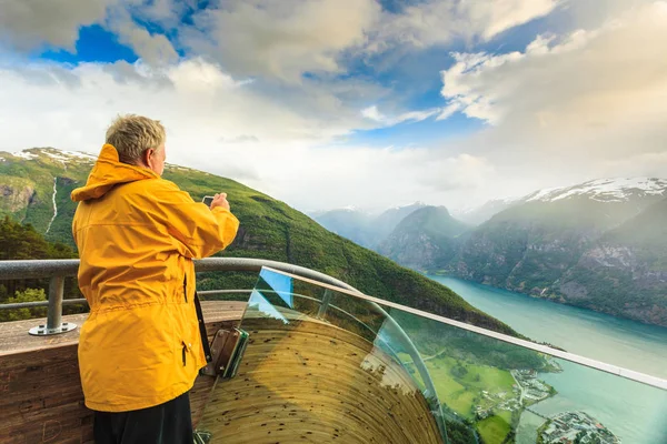 Turist fotoğrafçı ile fotoğraf makinesi Stegastein uyanık, Norveç — Stok fotoğraf