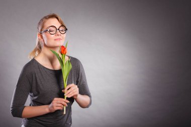 Sevimli kadın çiçek hissediyorum barış kokan.