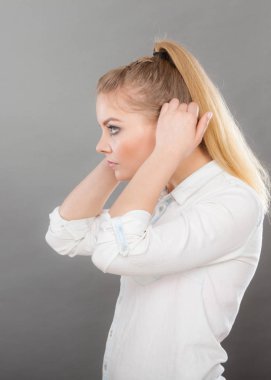 Ciddi kadın yüz profili