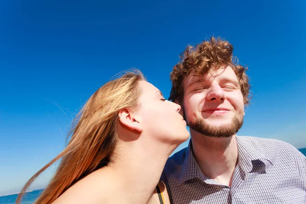 Incontri. Coppia innamorata baciare — Foto Stock