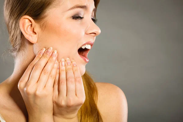 Mulher que sofre de dor de dente — Fotografia de Stock