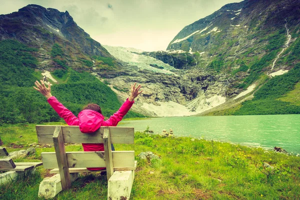 Turist beundra Boyabreen glaciär i Norge — Stockfoto