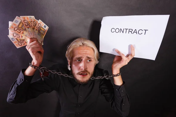 Man met geketende handen met contract — Stockfoto