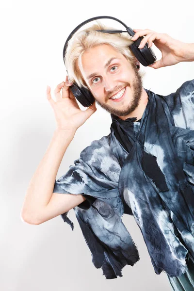 Cool guy having fun listens to music in headphones — Stock Photo, Image