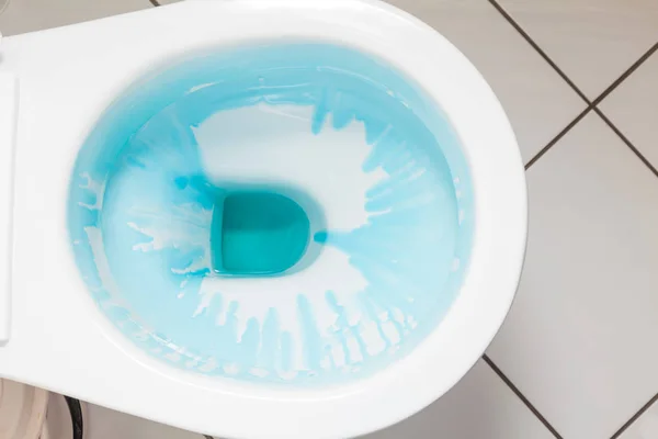 Bol de toilette blanc avec détergent bleu — Photo