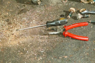 Kerpetenler, İngiliz anahtarı tornavida katta.