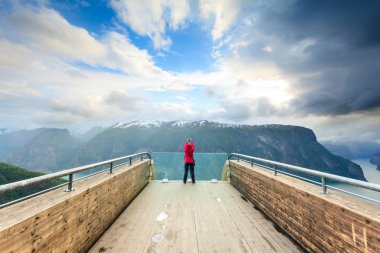 Turist fotoğrafçı ile fotoğraf makinesi Stegastein uyanık, Norveç